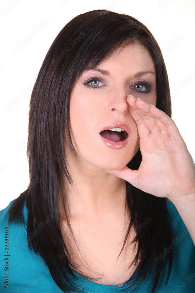 Jeune femme ouvrant la bouche pour appeler Jeune femme ouvrant la bouche pour appeler