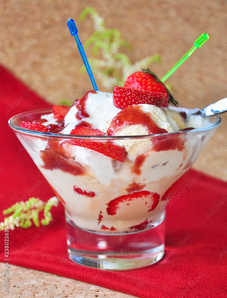Eisbecher mit Erdbeeren und Karamellikör Stock-Foto | Adobe Stock