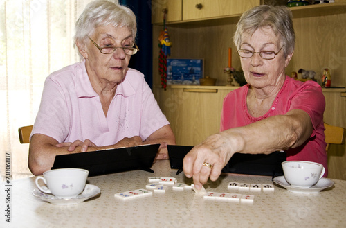 Ältere Damen beim Spielen photo