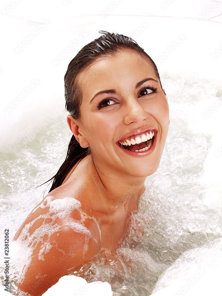 Obraz premium Mujer latina entre la espuma.