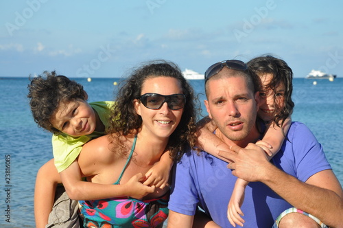 portrait famille heureuse sur la plage - vacances d   t  