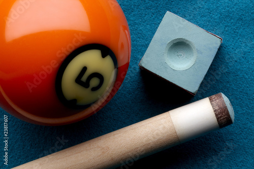 Φωτογραφία Pool ball, cue stick and chalk