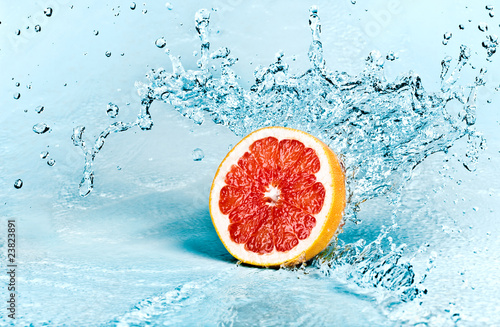 Fototapeta Naklejka Na Ścianę i Meble -  grapefruit and water