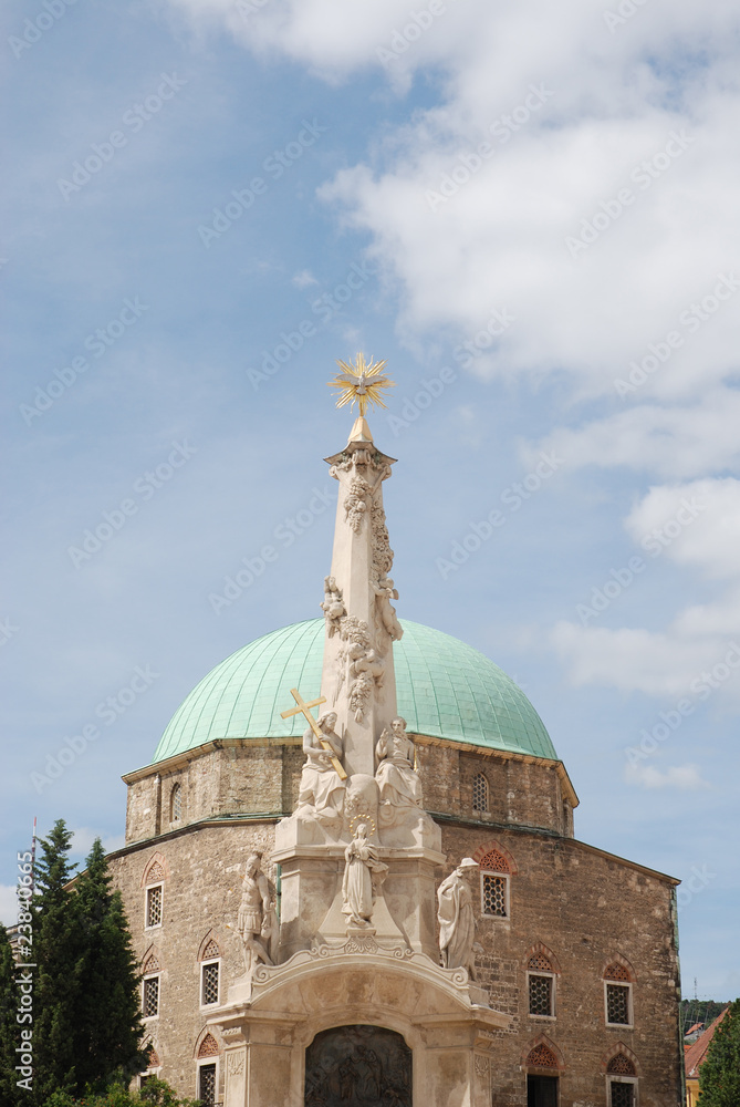 Moschee und Dreifaltigkeitsäule in Pécs, Ungarn