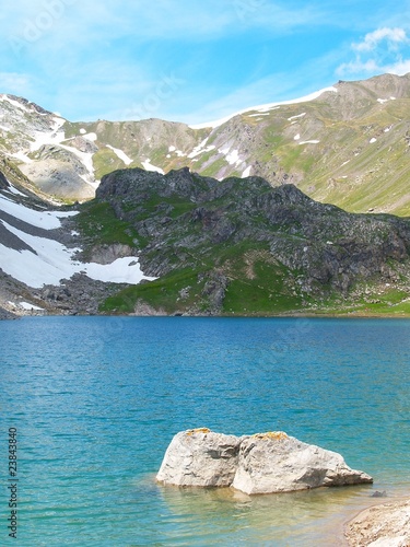 Grand Lac et rochers