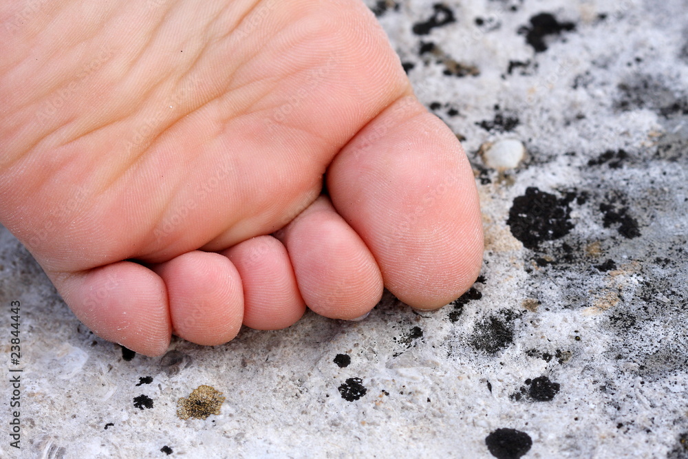 piede su una pietra piede su una pietra