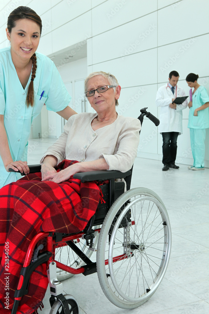 Infirmière et une patiente Infirmière et une patiente