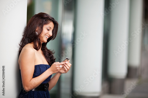 frau freut sich über sms Free Download frau freut sich über sms - GFXLoad