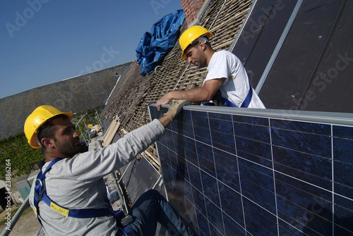 Bild auf Leinwand poseurs panneaux photovoltaïques