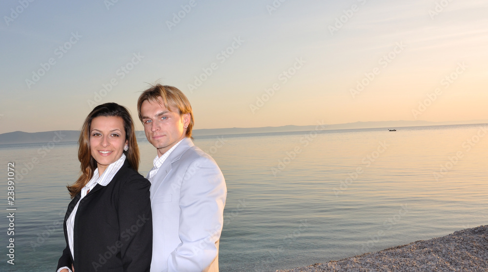 Obraz premium Couple embracing in love on sunset