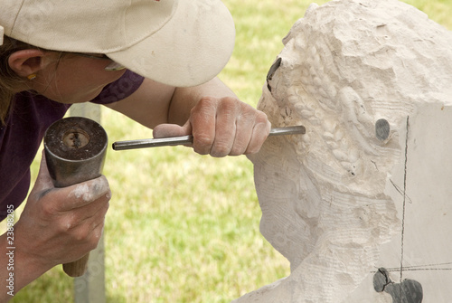 Bild auf Leinwand Sculpture sur pierre