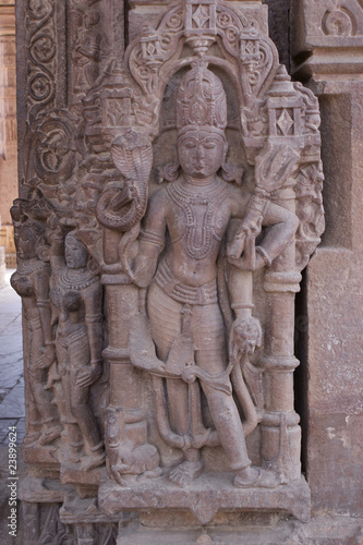 Shiva-Relief auf altem Hindutempel in Rajasthan