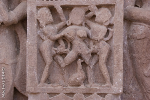 Foto Abbildungen aus dem Kamasutra auf altem Hindutempel