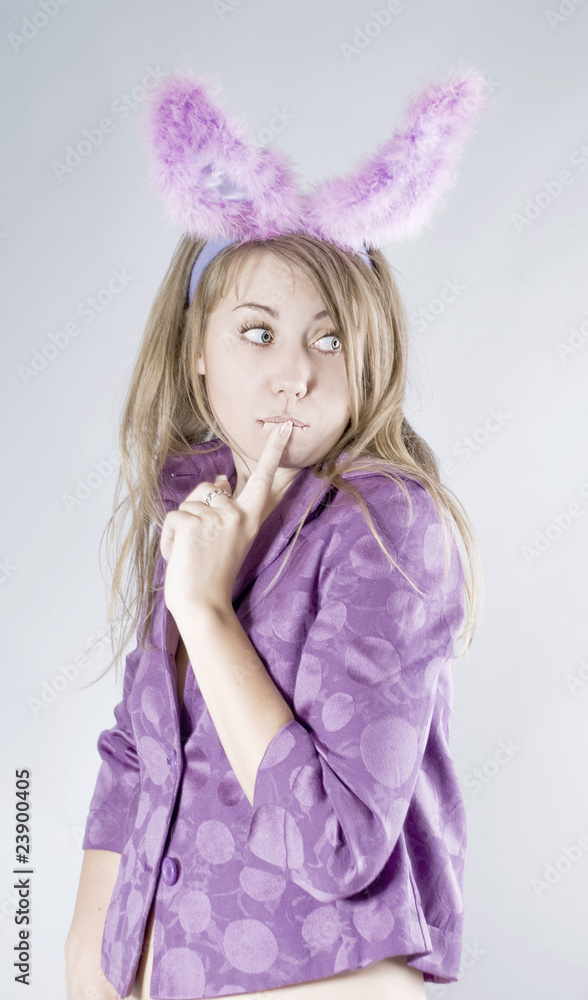 Девушка в костюме зайца