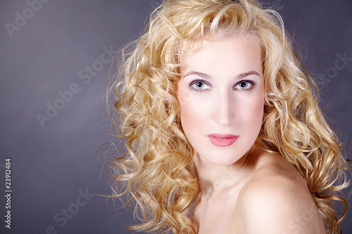 Sexy Blonde Frau Gesicht mit Locken Portrait Nahaufnahme