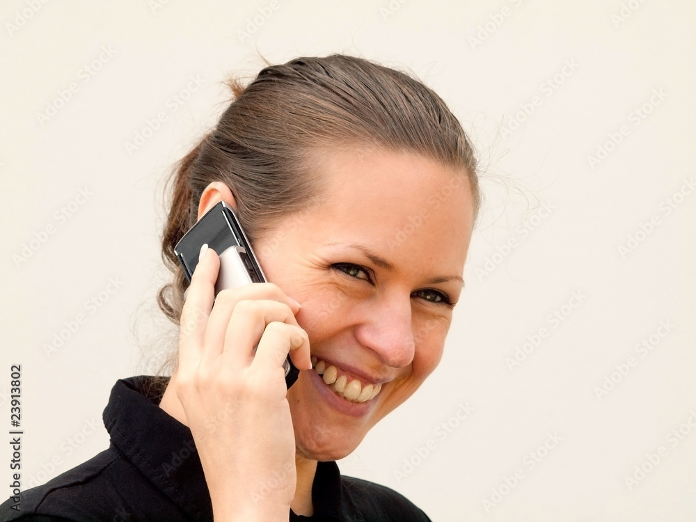 Businessfrau beim telefonieren mit dem Handy Businessfrau beim telefonieren mit dem Handy