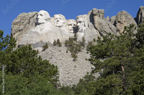 Mount Rushmore with green trees in foreground