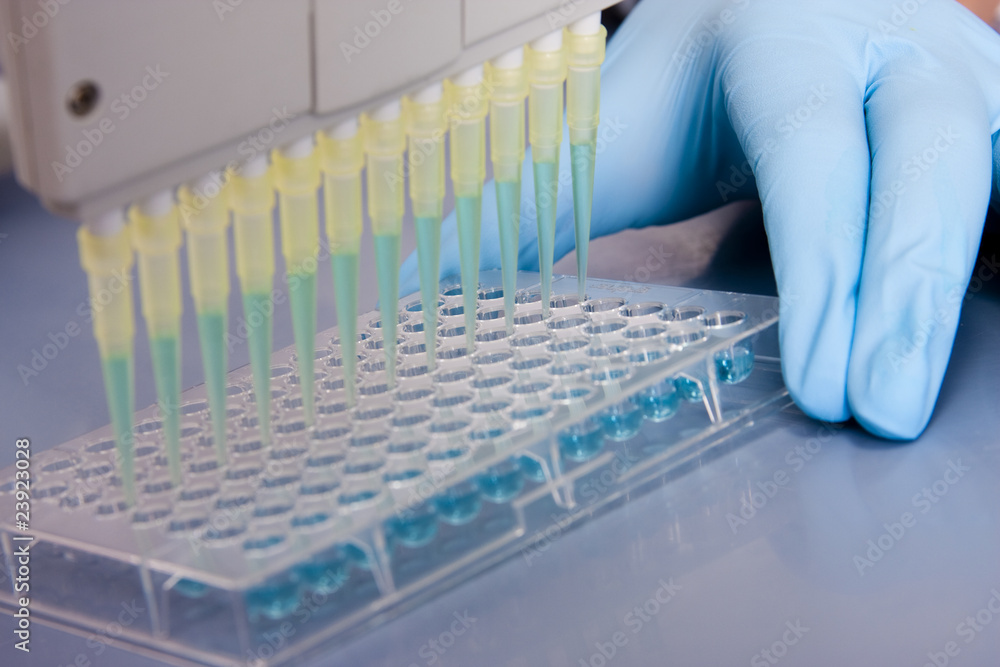 Chemikerin füllt Proben ab Chemikerin füllt Proben ab