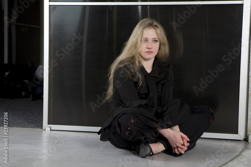 Canvas Print crying teen girl wearing Gothic clothes sitting on the floor