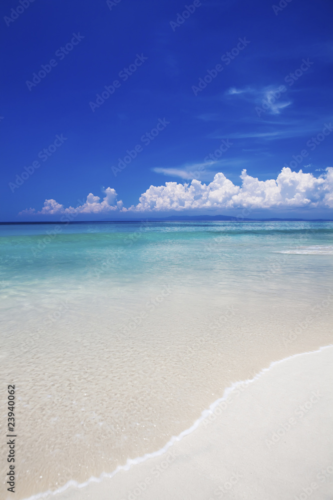 Fotografie Gentle wave on the white sand.