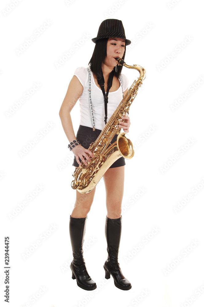 Naklejka premium Chinese girl playing the saxophone.