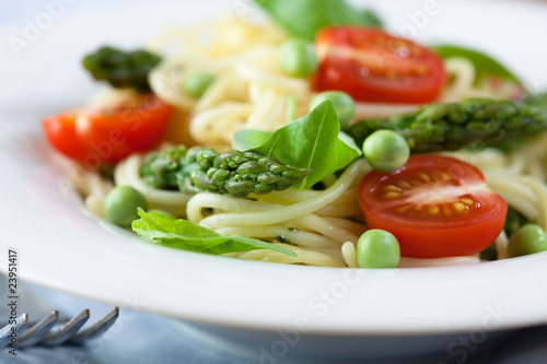 Spaghetti with asparagus and green peas