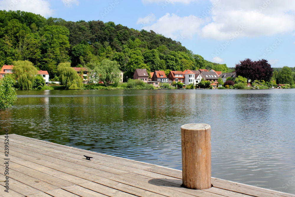 Fototapeta premium Mölln, Wohnidylle am Schulsee