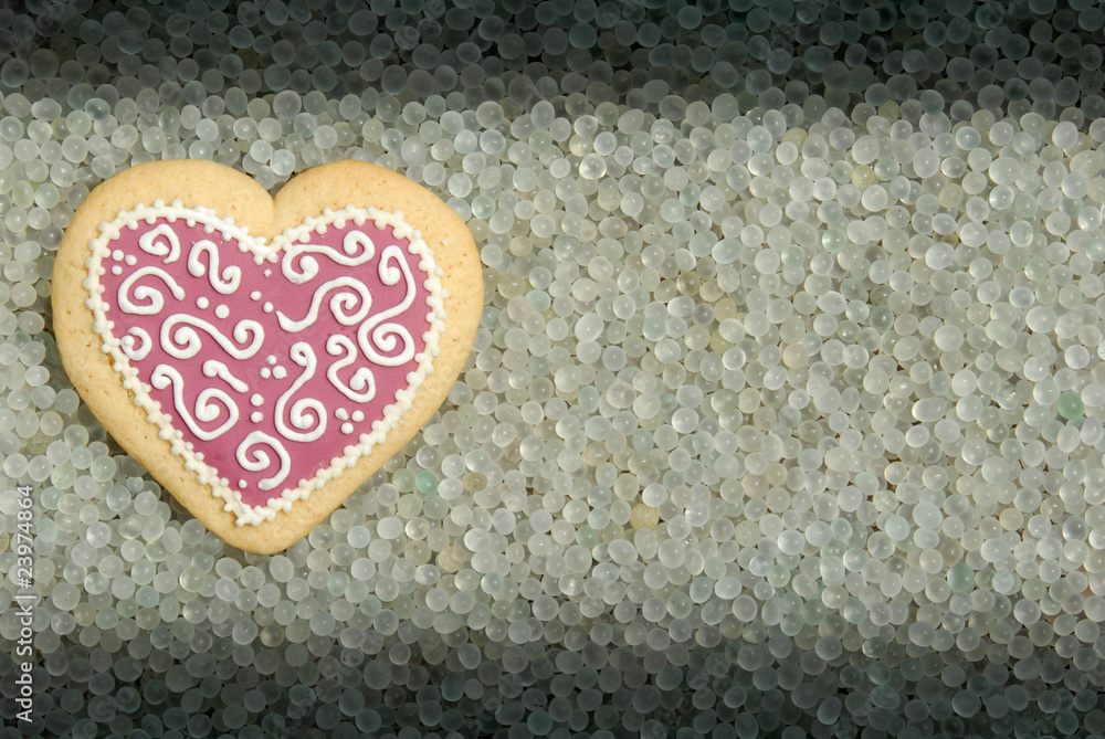Obraz premium tarjeta corazon en fondo perlas de cristal