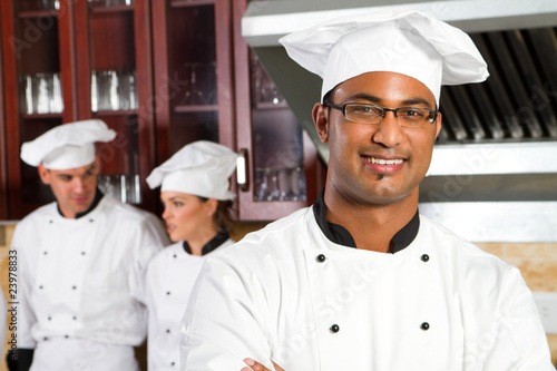 Fotografie indian chef with colleagues