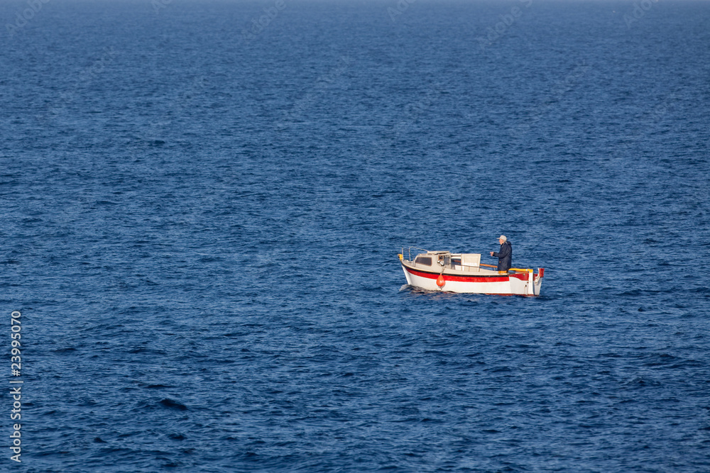 pêcheur artisanal amateur loisir ligne main mer bateau océan b