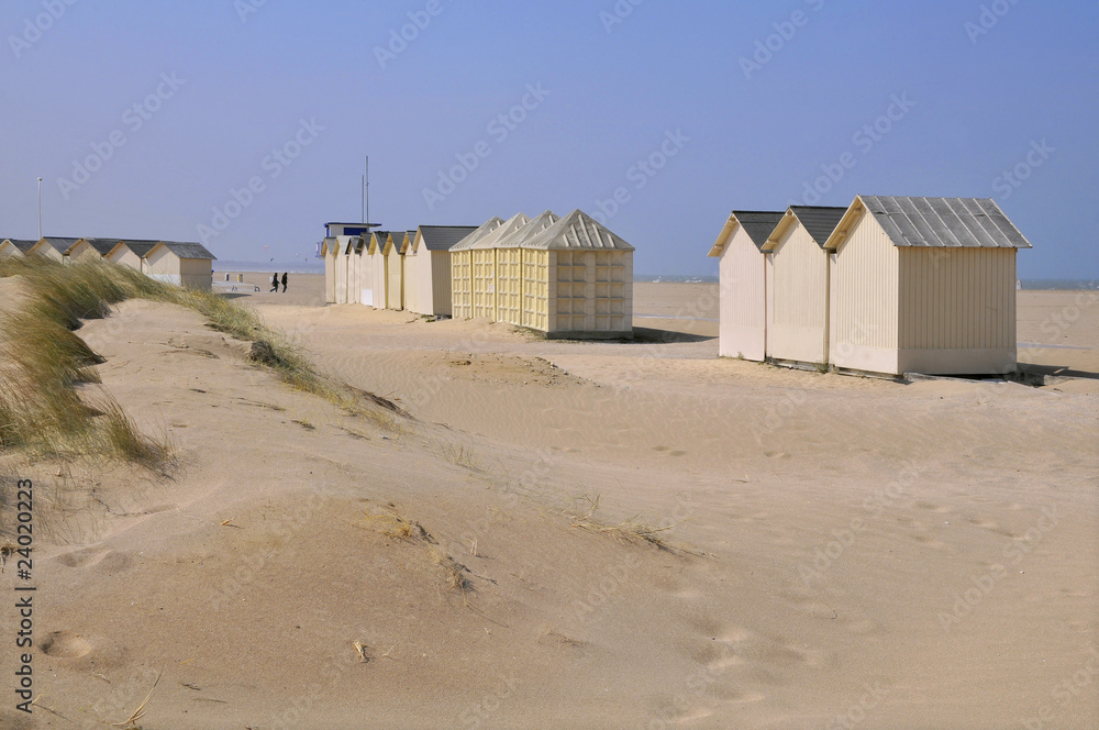 Cabines de plage à Ouistreham en Normandie en france