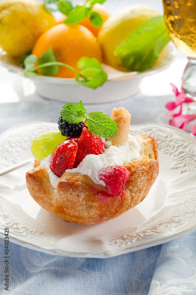 fruits pastry - dessert alla frutta con panna fruits pastry - dessert alla frutta con panna