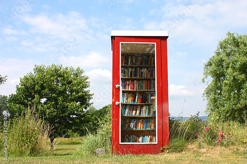 Fotografía Bücher und Telefonzelle - Books And Telephone Booth