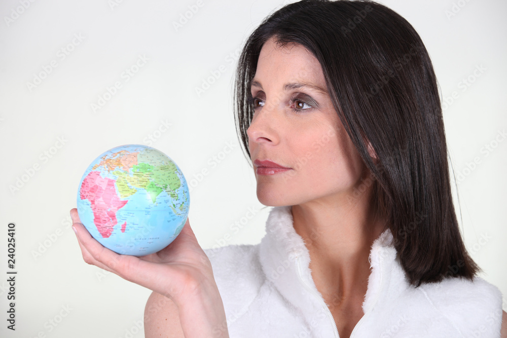 Portrait d'une femme avec globe terrestre Portrait d'une femme avec globe terrestre