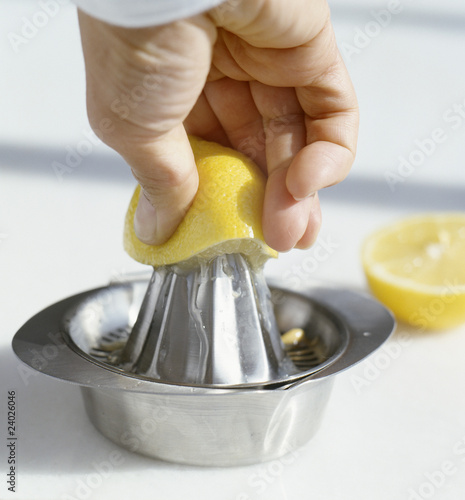 Cuadro en lienzo presser un citron à l'aide d'un presse-agrume