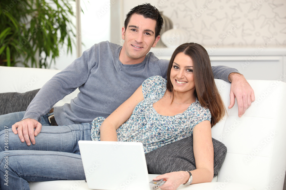 Couple décontracté à la maison Couple décontracté à la maison
