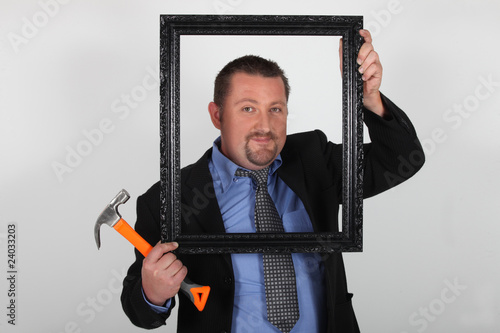 Portrait d'un homme d'affaires avec cadre en bois