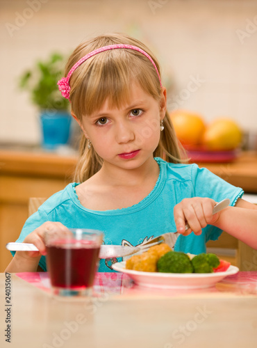 girl eating lunch