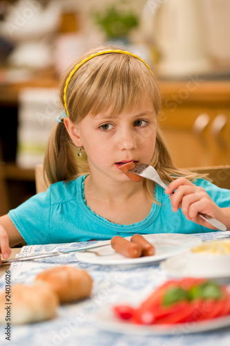 Obraz na płótnie girl eating breakfast