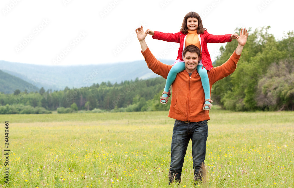 Obraz premium The father with the daughter on the nature