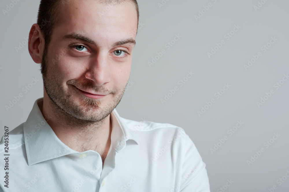 ragazzo con sguardo ammiccante ragazzo con sguardo ammiccante