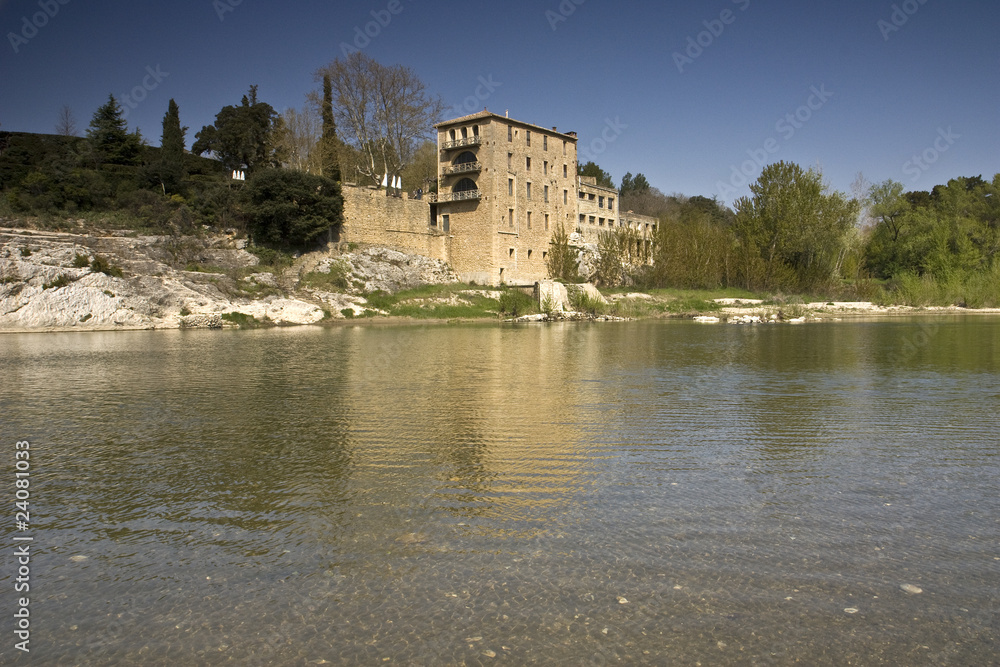 Obraz premium Old building on the river