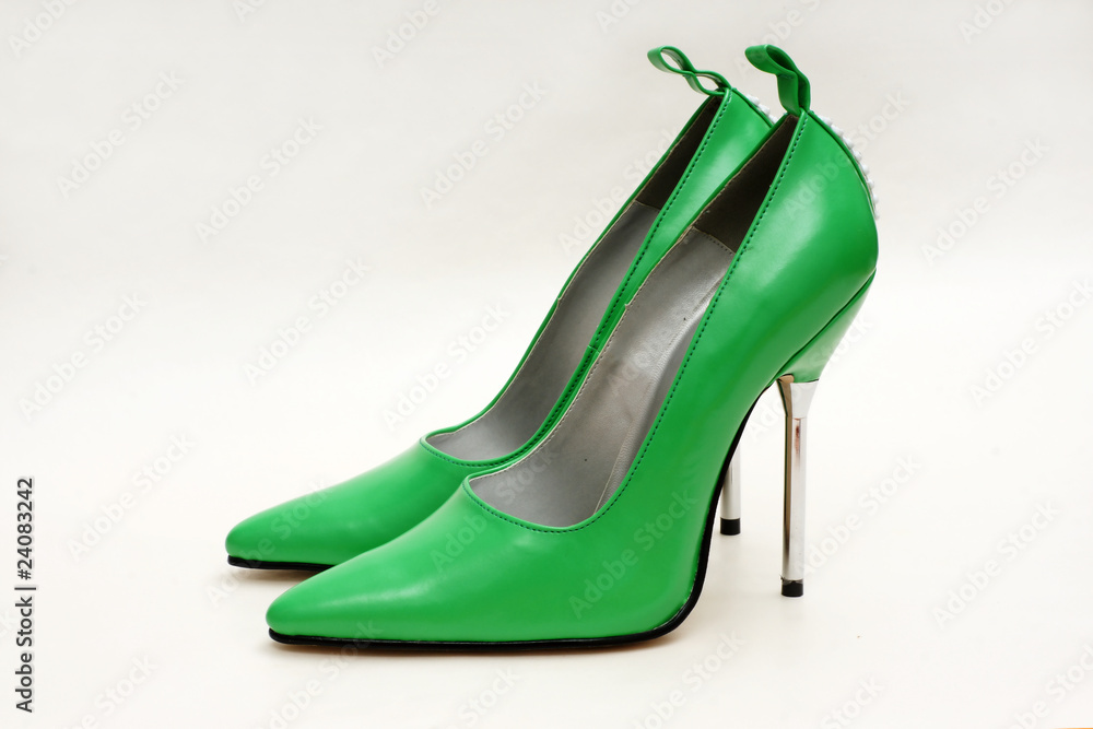 grüne pumps high heels Stock-Foto | Adobe Stock