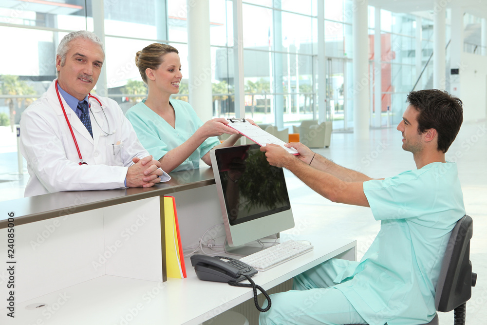 Fototapeta premium Equipe médicale à l'accueil d'un hôpital