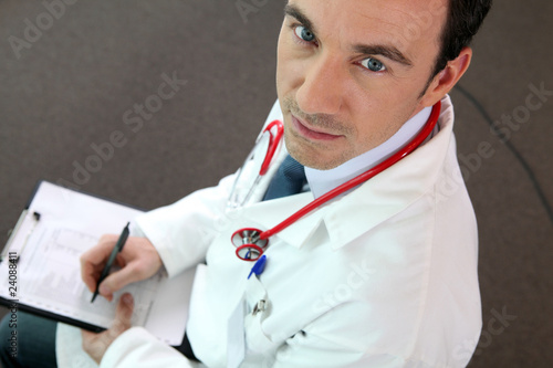 Médecin remplissant un dossier médical photo