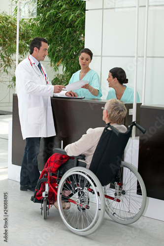 Equipe médicale avec une patiente © auremar
