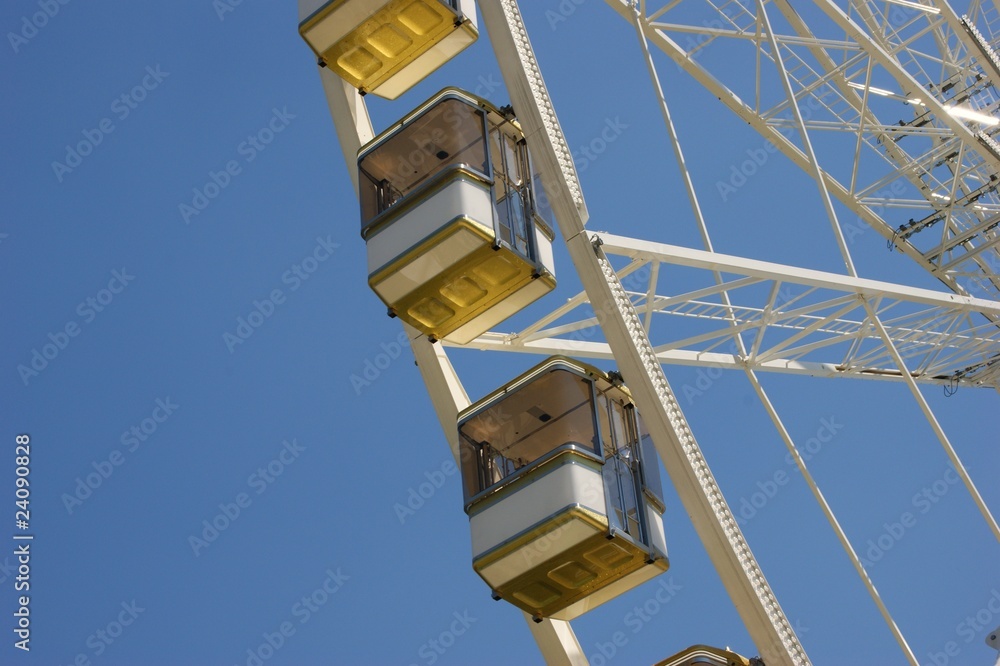 Obraz premium Grande roue avec ciel bleu