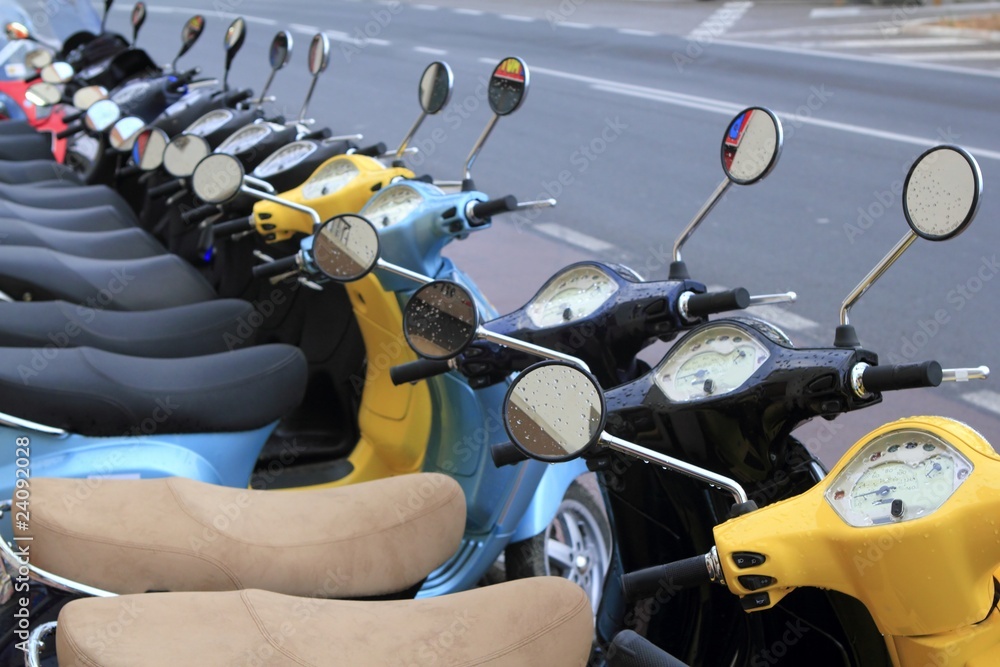 Fototapeta premium scooter mototbikes row many in rent store