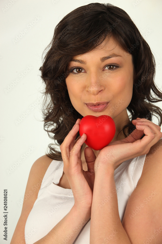 Portrait d'une femme avec un cœur rouge Portrait d'une femme avec un cœur rouge