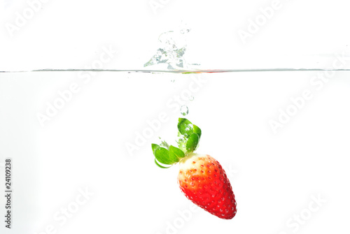 Erdbeere fällt in Wasser